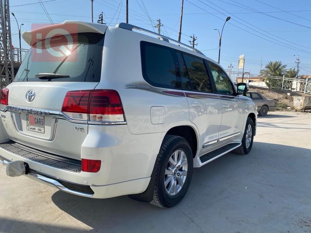 تۆیۆتا لاند کروزەر